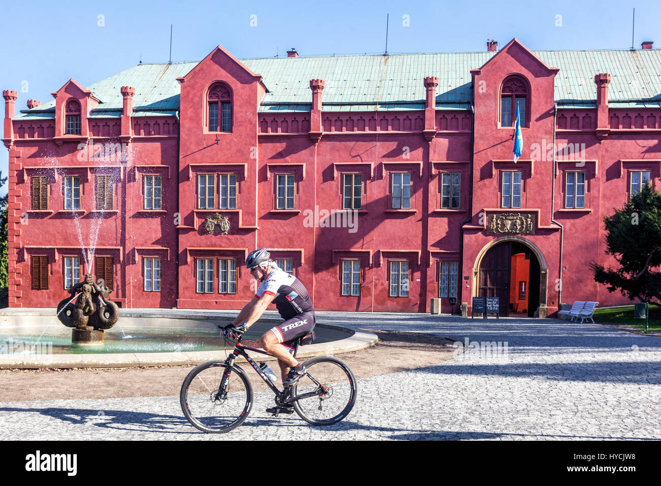 Ciclista sulla pista ciclabile parte anteriore del castello, Klasterec Nad Ohri, Boemia settentrionale, Repubblica Ceca, Europa Foto Stock