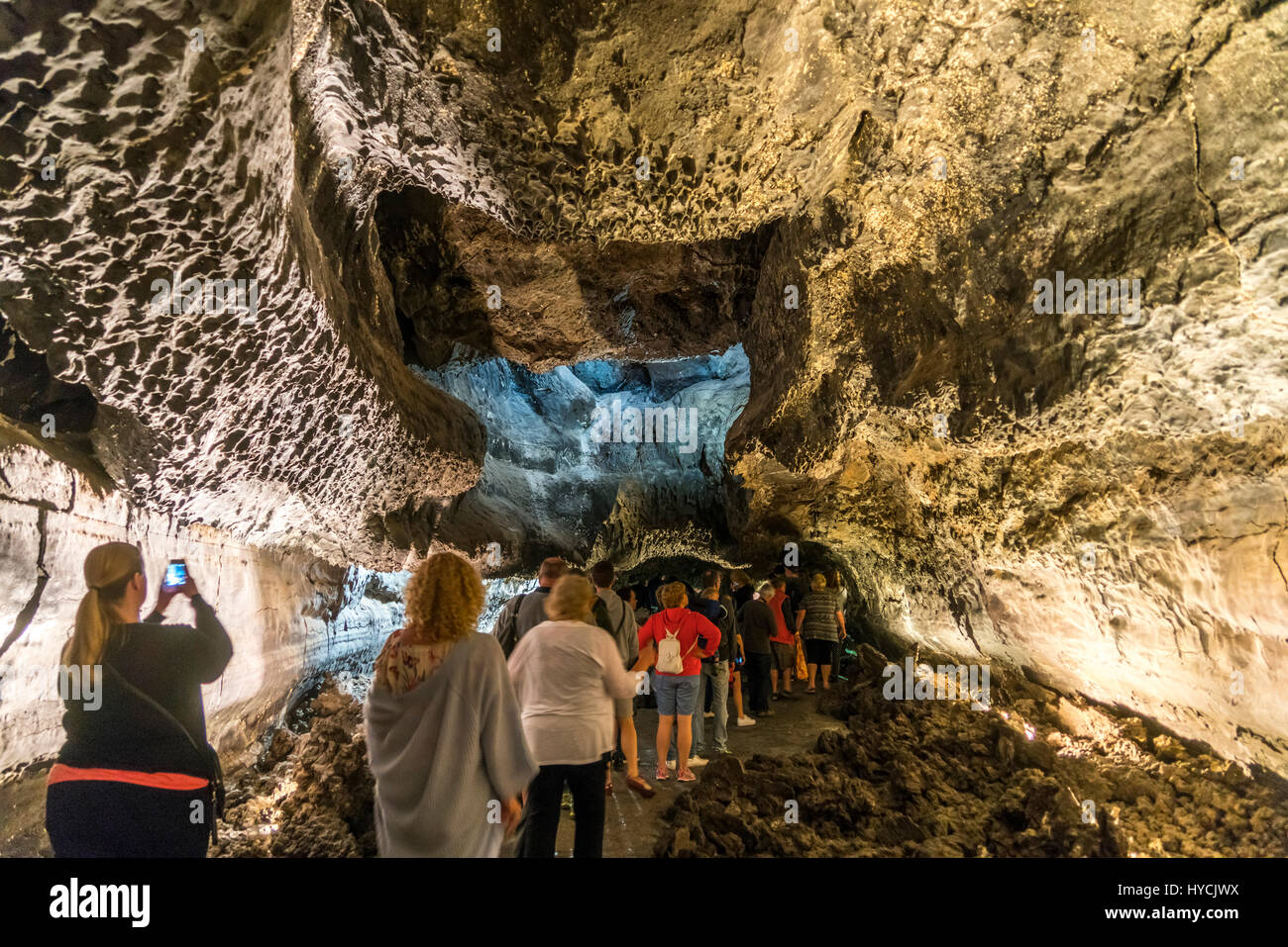 Besucher in der Lavaröhre Cueva de los Verdes, Insel Lanzarote, Kanarische isole, Spanien | visitatori all'interno della grotta di Lava Cueva de los Verdes, Lanza Foto Stock