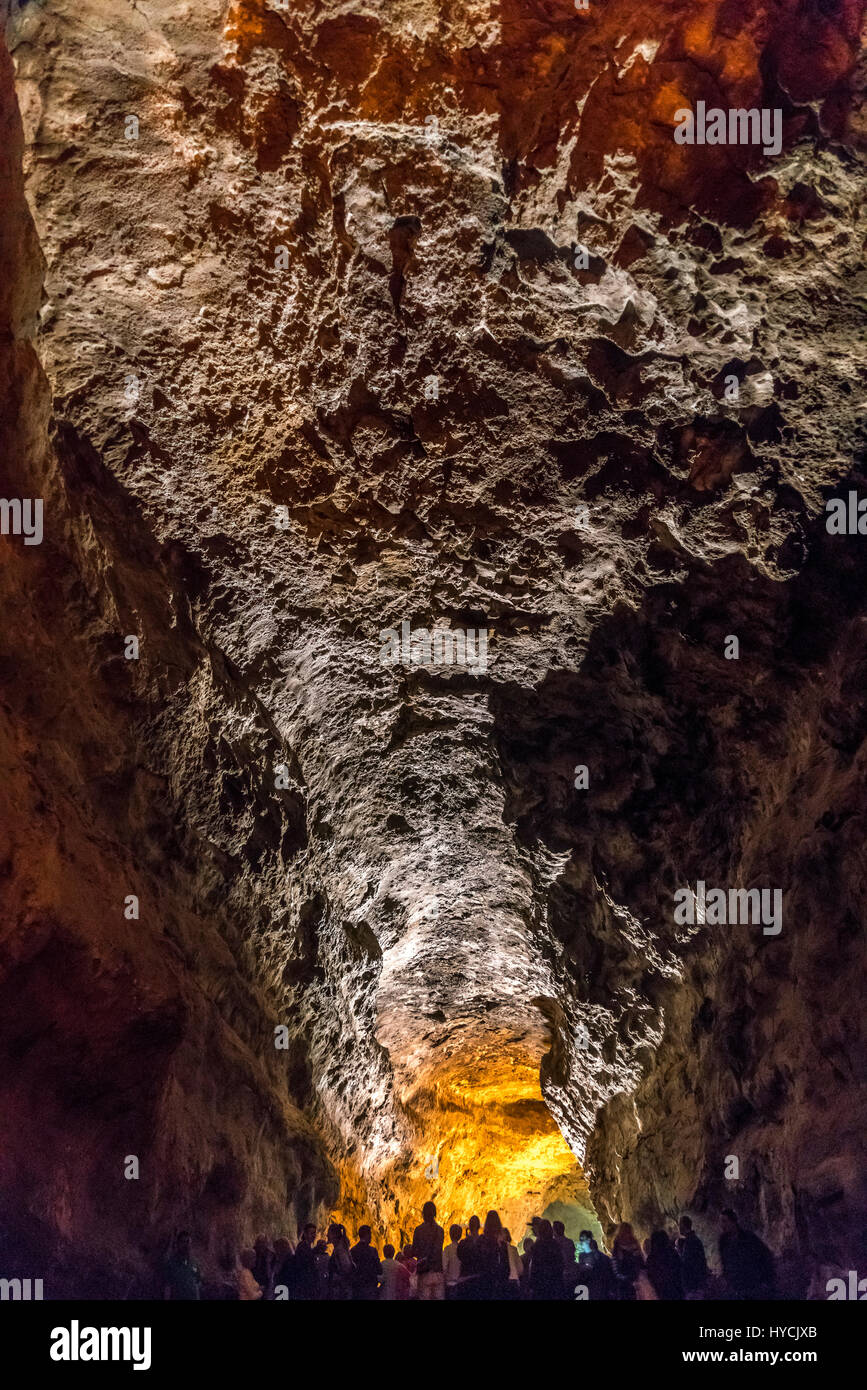 Besucher in der Lavaröhre Cueva de los Verdes, Insel Lanzarote, Kanarische isole, Spanien | visitatori all'interno della grotta di Lava Cueva de los Verdes, Lanza Foto Stock