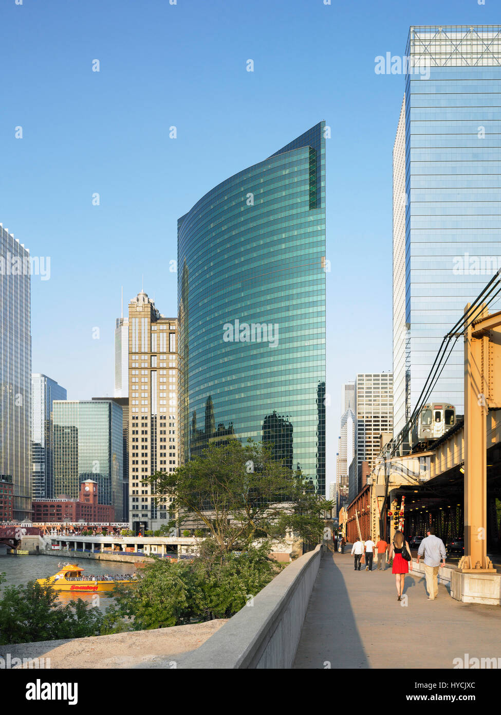 Vista esterna dal lago Street Bridge attraverso il fiume Chicago. 333 Wacker Drive, Chicago, Stati Uniti. Architetto: Kohn Pedersen Fox Associates Foto Stock