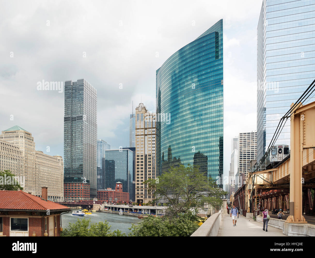 Vista esterna dal lago Street Bridge attraverso il fiume Chicago. 333 Wacker Drive, Chicago, Stati Uniti. Architetto: Kohn Pedersen Fox Associates Foto Stock