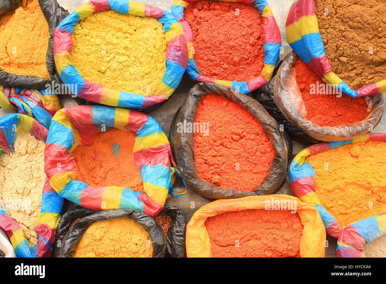 Colorato di erbe e di spezie per la vendita in un mercato di Otavalo, Ecuador Foto Stock