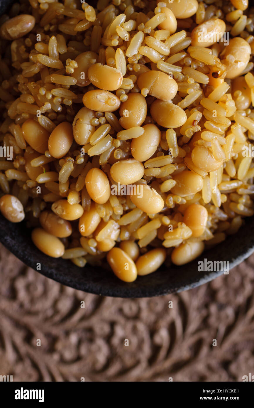 Marrone riso integrali con fagioli bianchi o Fagioli navy e la quinoa un sano alto in fibra alternativa al riso in bianco Foto Stock