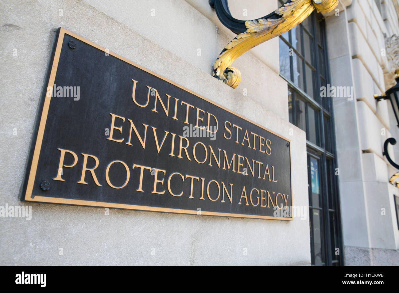 Un logo segno al di fuori della sede centrale negli Stati Uniti della United States Environmental Protection Agency (EPA) nel centro cittadino di Washington D.C., il 2 aprile 2017. Foto Stock