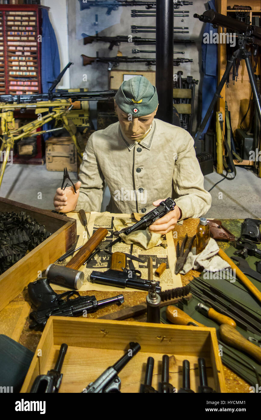 Diorama che mostra il tedesco WWII armaiolo riparazione pistole a arsenal, Raversyde Atlantikwall / Atlantic Wall open-air museum a Raversijde, Belgio Foto Stock