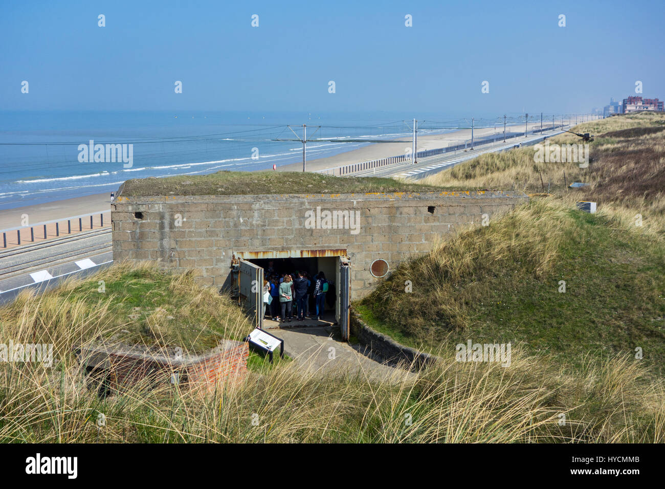 I turisti che visitano il tedesco WWII bunker in dune del Raversyde Atlantikwall / Atlantic Wall open-air museum a Raversijde, Fiandre Occidentali, Belgio Foto Stock