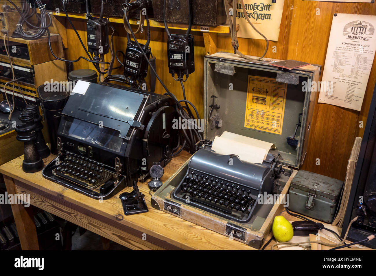 Macchine da scrivere al posto della trasmissione al Raversyde Atlantikwall / Atlantic Wall open-air museum a Raversijde, Fiandre Occidentali, Belgio Foto Stock