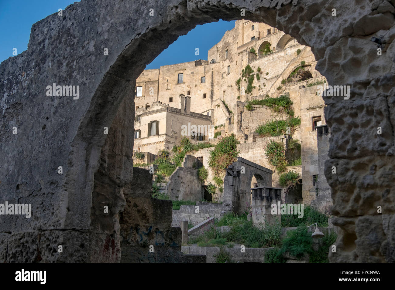 Vista di Matera, Italia, Sito del Patrimonio Mondiale e capitale europea della cultura per il 2019, come visto attraverso un arco in pietra. Foto Stock