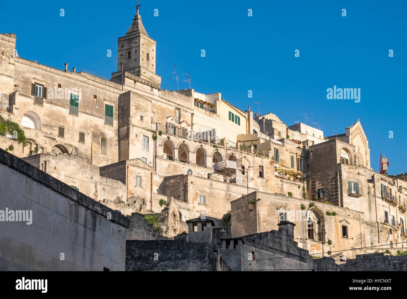 La città di Matera, Italia, al tramonto. Sito del Patrimonio Mondiale e capitale europea della cultura per il 2019 Foto Stock