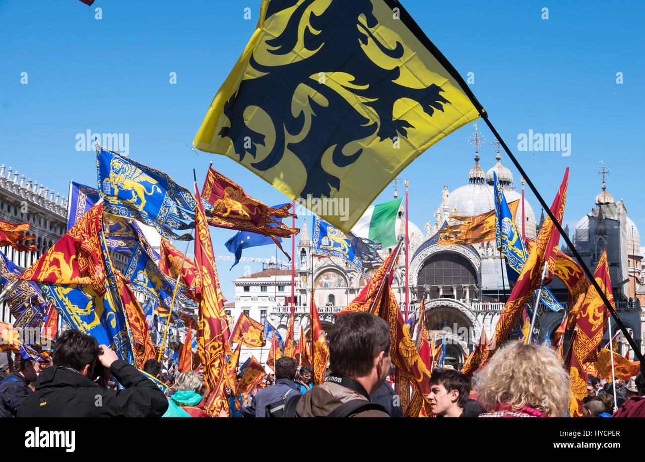 I festaioli celebrare la festa di San Marco, il giorno della festa di Venezia il patrono in Piazza San Marco Foto Stock