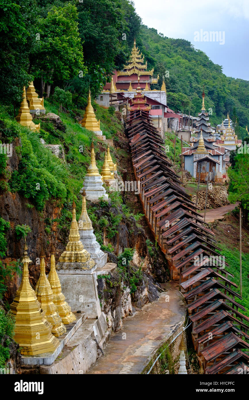 Pagode Buddiste E Tempio Di Ingresso Grotte Di Pindaya Myanmar Birmania Foto Stock Alamy