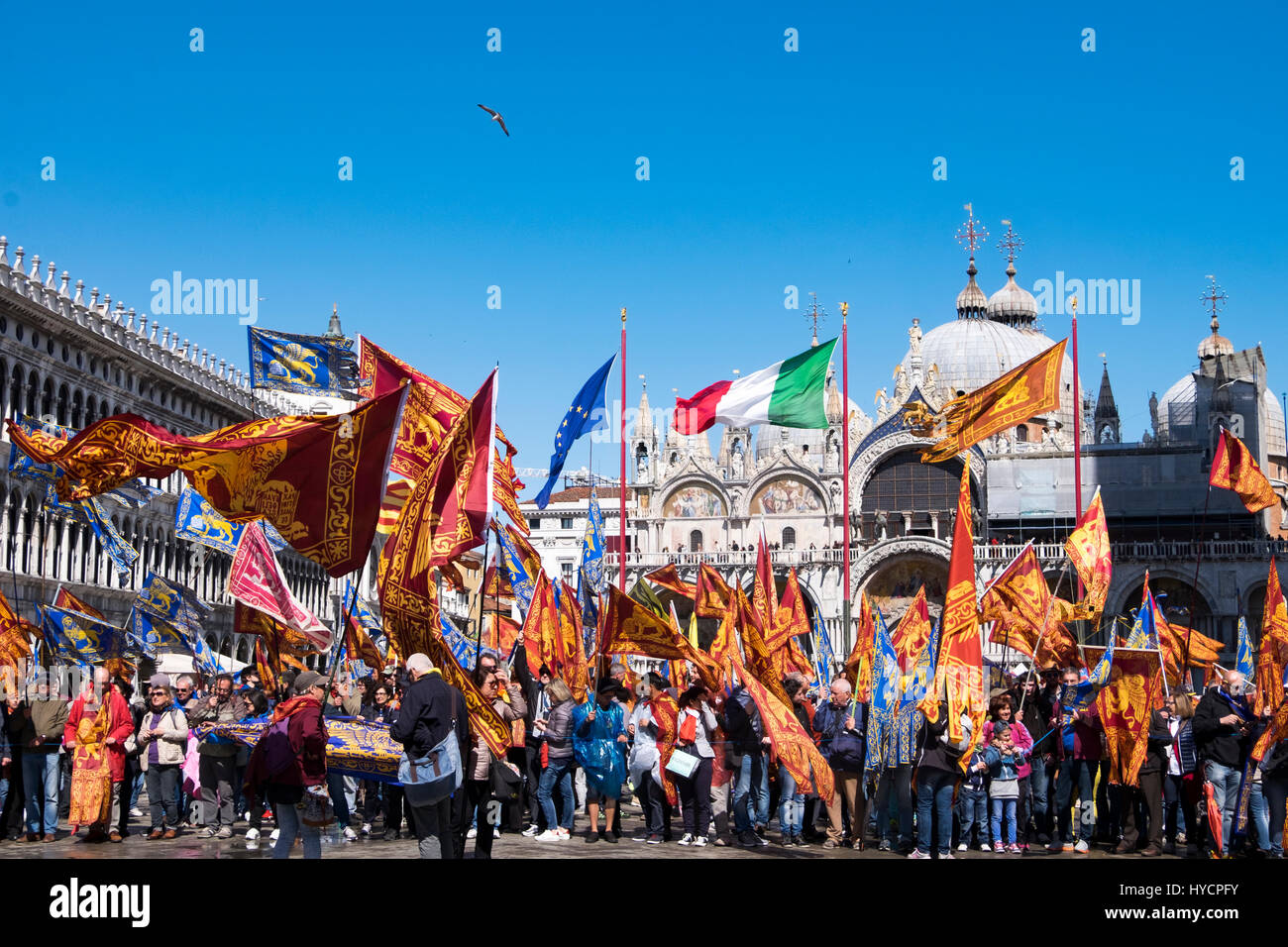 I festaioli celebrare la festa di San Marco, il giorno della festa di Venezia il patrono in Piazza San Marco Foto Stock