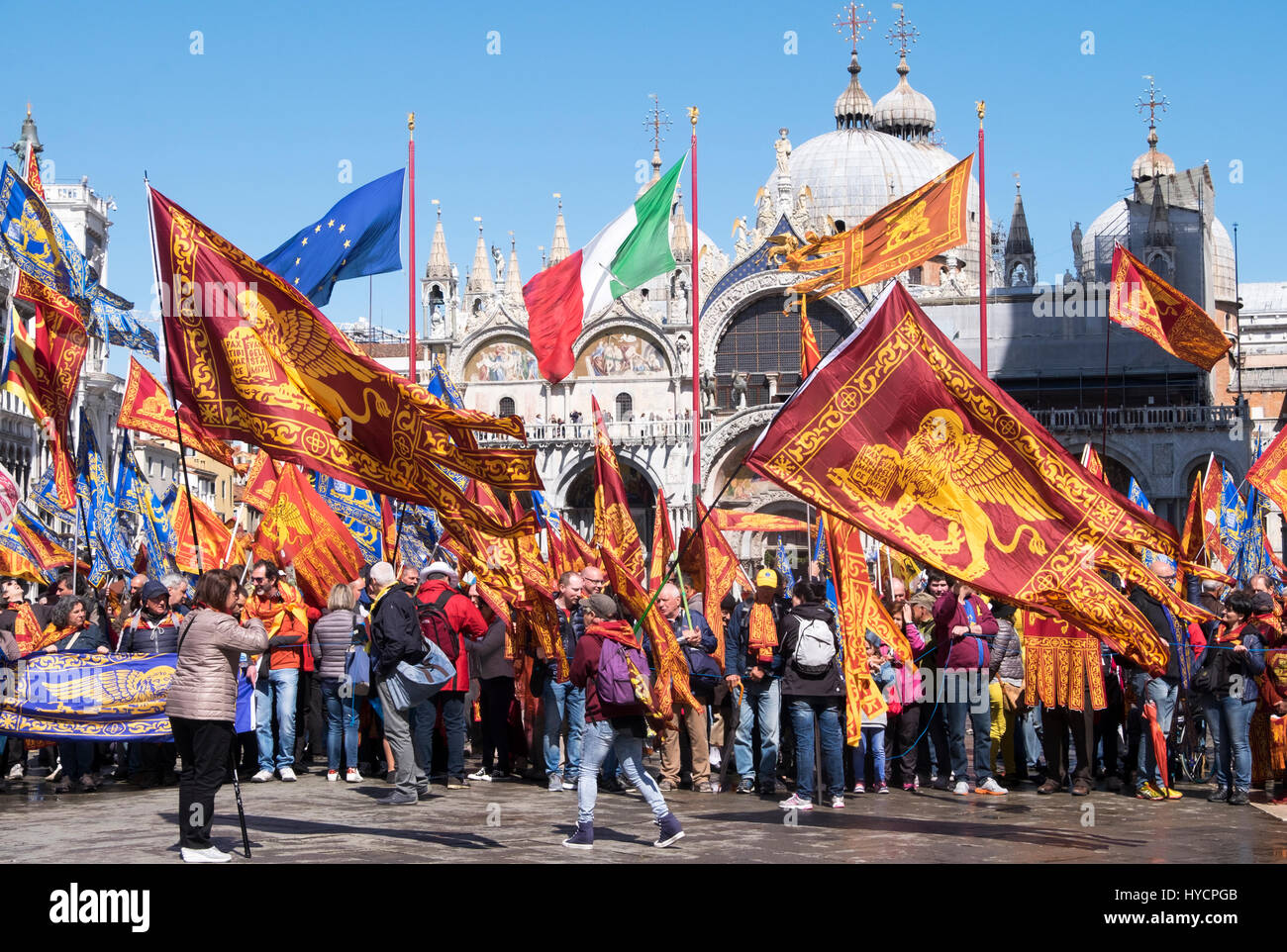 I festaioli celebrare la festa di San Marco, il giorno della festa di Venezia il patrono in Piazza San Marco Foto Stock