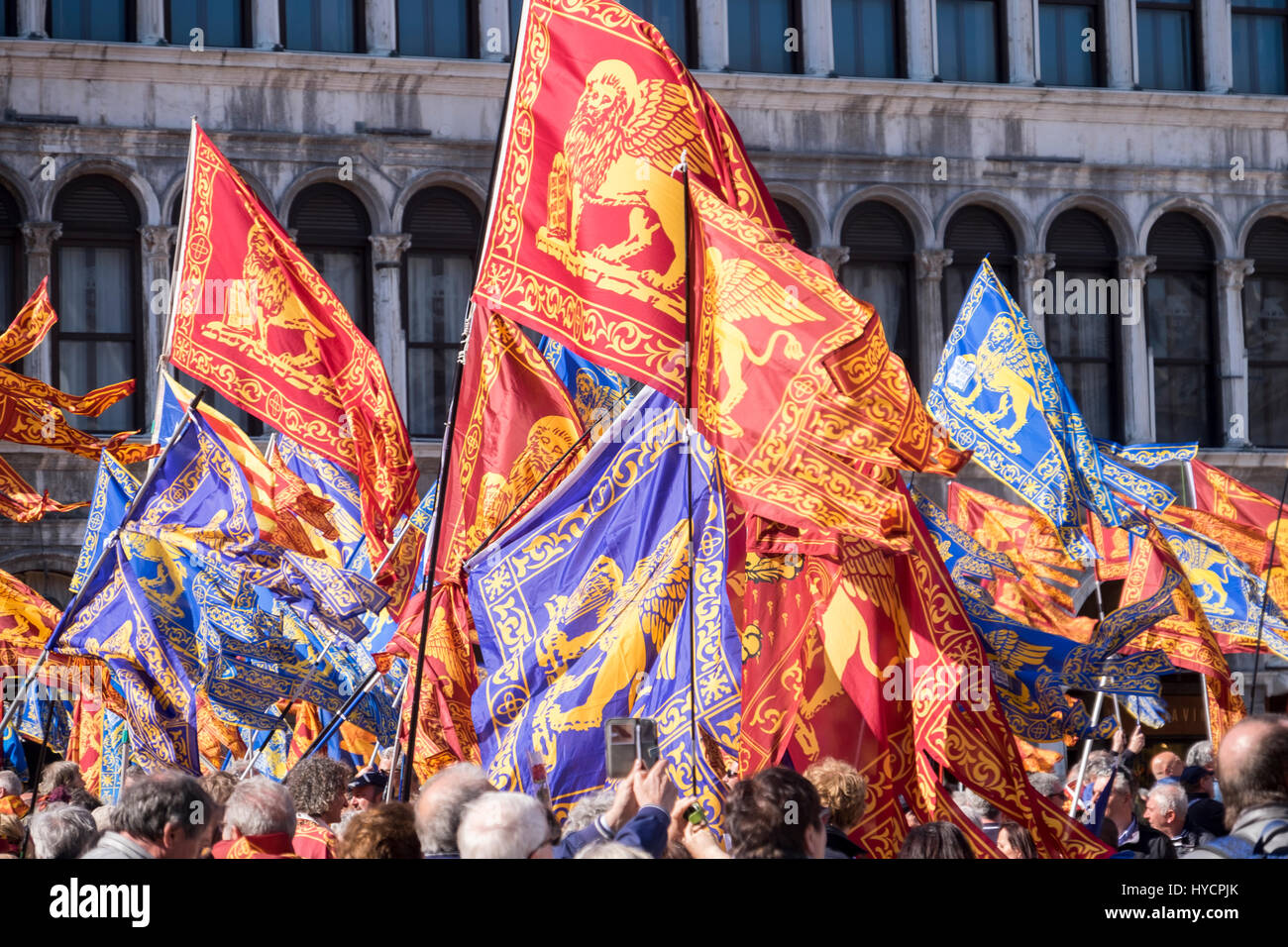 I festaioli celebrare la festa di San Marco, il giorno della festa di Venezia il patrono in Piazza San Marco Foto Stock
