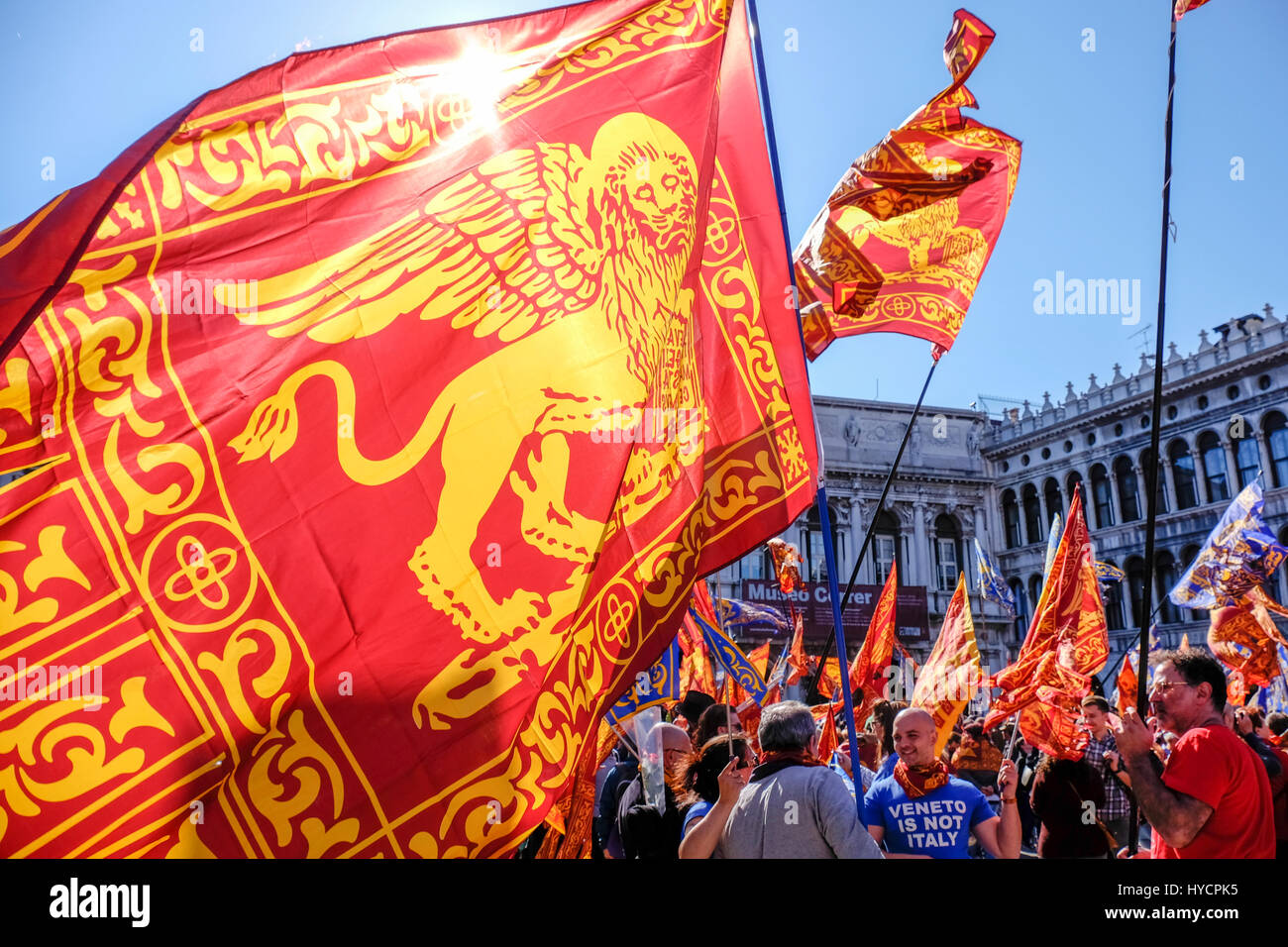 I festaioli celebrare la festa di San Marco, il giorno della festa di Venezia il patrono in Piazza San Marco Foto Stock