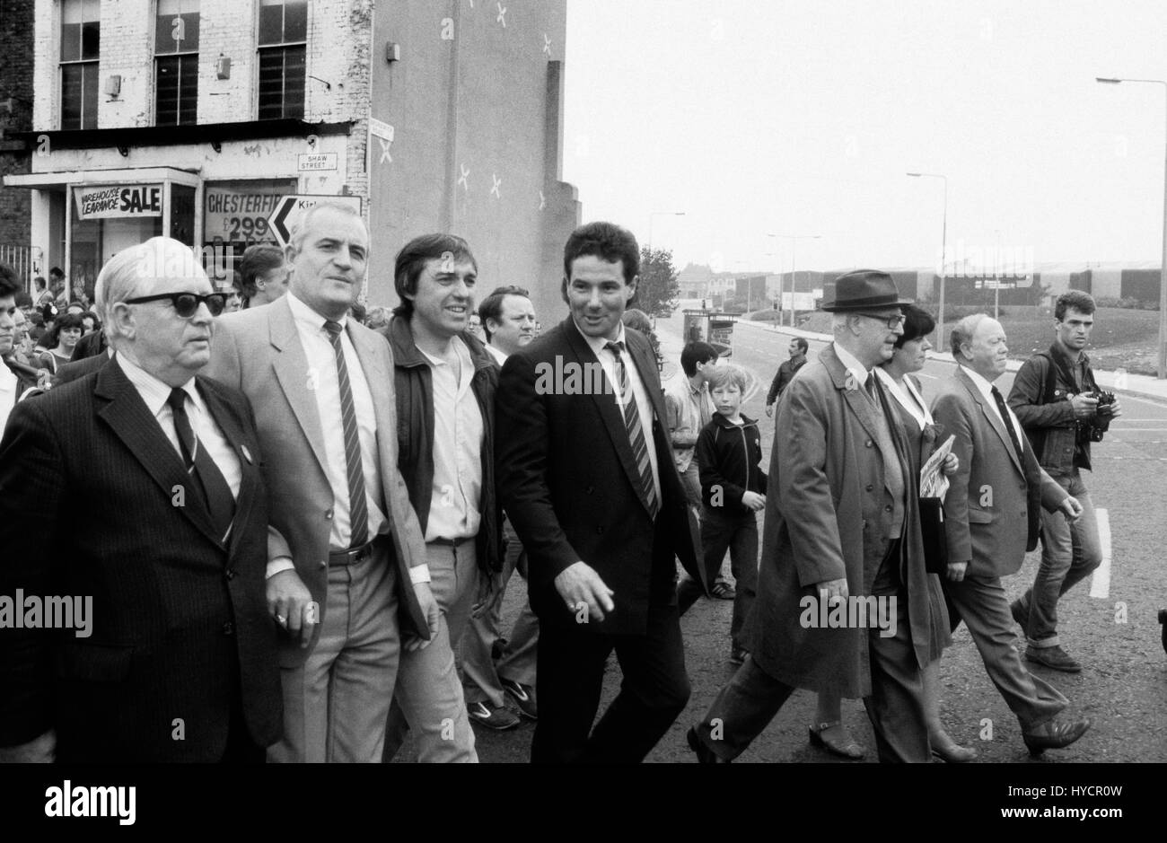 Tony Mulhearne, Derek Hatton, John Hamilton e Bob Wareing unisciti a migliaia di sindacalisti a dimostrazione di fronte al Municipio a sostegno del led militante Liverpool al consiglio di lavoro nel 1985 Foto Stock