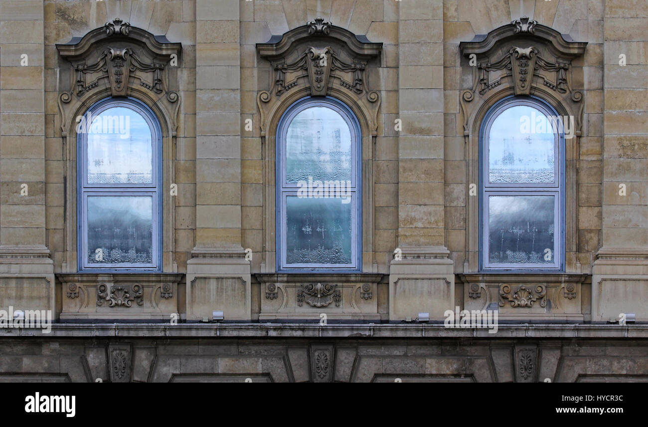 Budapest, Ungheria, Buda Castle District finestre gotiche. Foto Stock