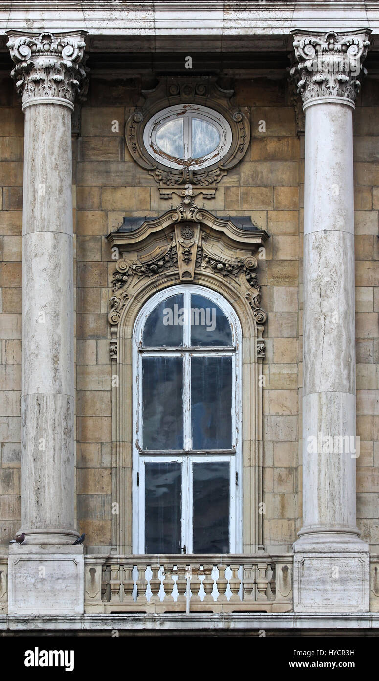 Budapest, Ungheria, Buda Castle District finestre gotiche. Foto Stock