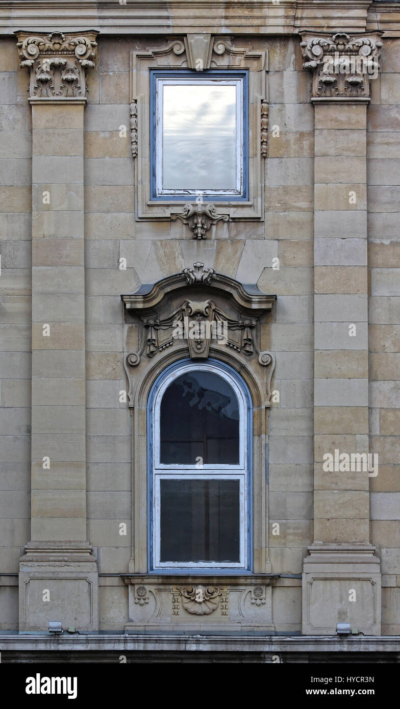 Budapest, Ungheria, Buda Castle District finestre gotiche. Foto Stock
