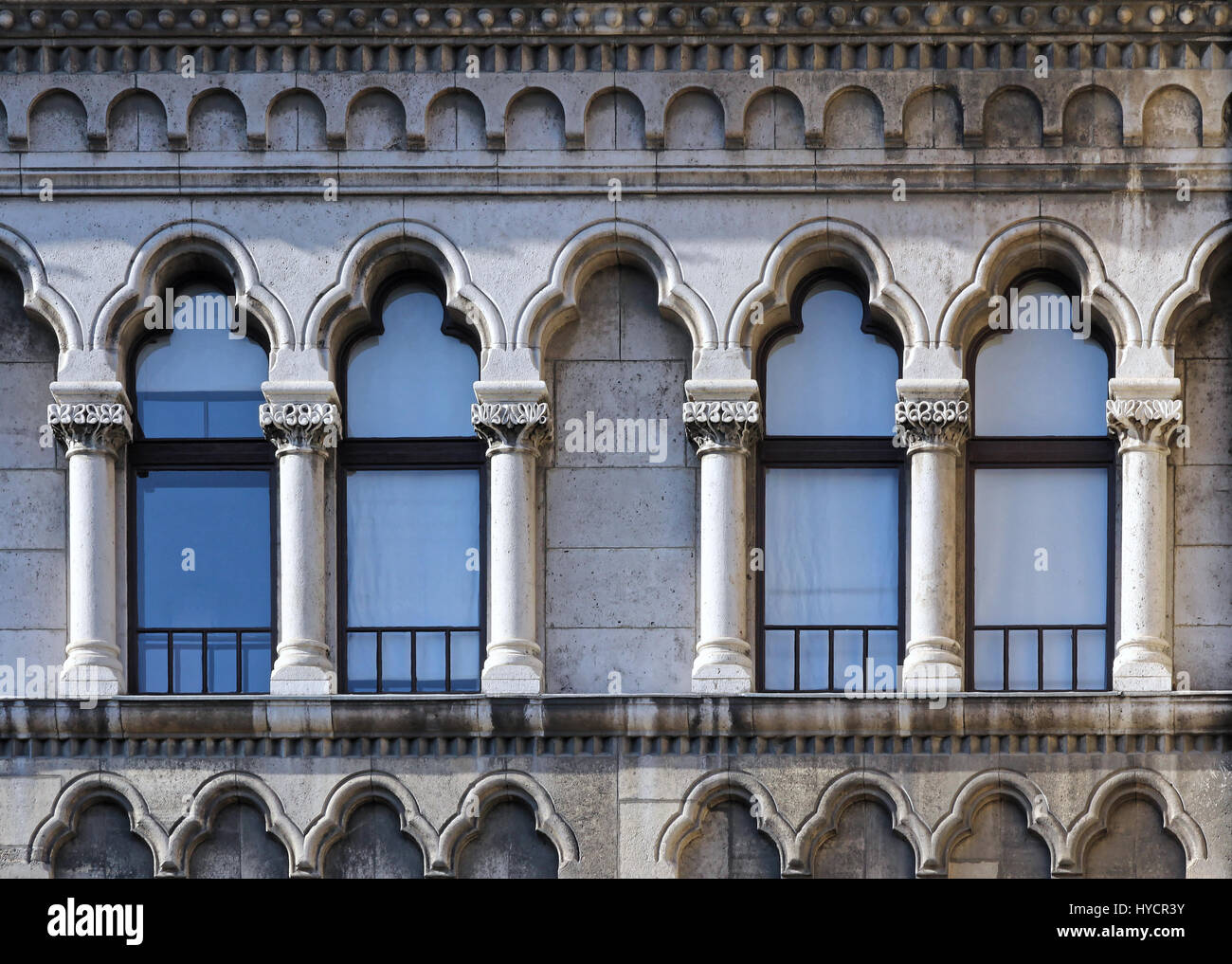 Budapest, Ungheria, Buda Castle District finestre gotiche. Foto Stock