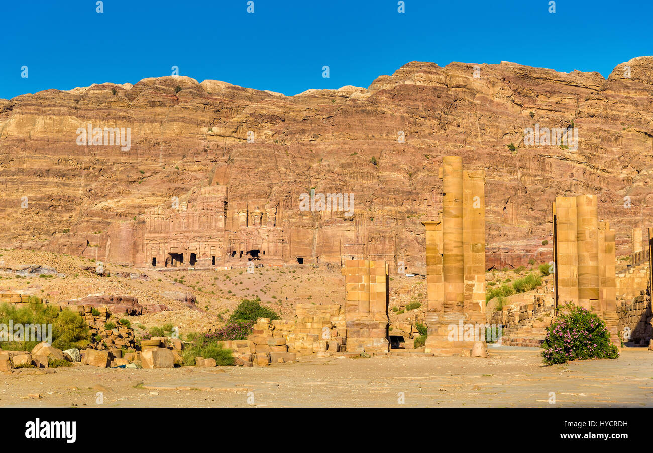Porta arcuata nell'antica città di Petra, Giordania Foto Stock