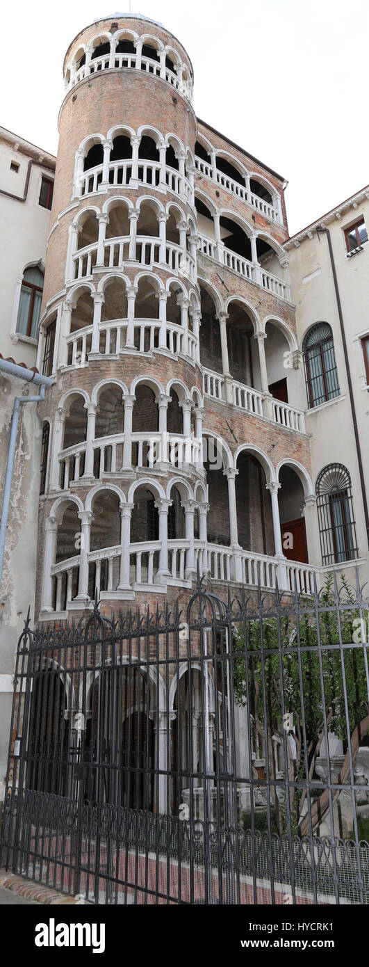 Antico palazzo con scala a spirale chiamato Contarini del Bovolo Venezia Italia Foto Stock