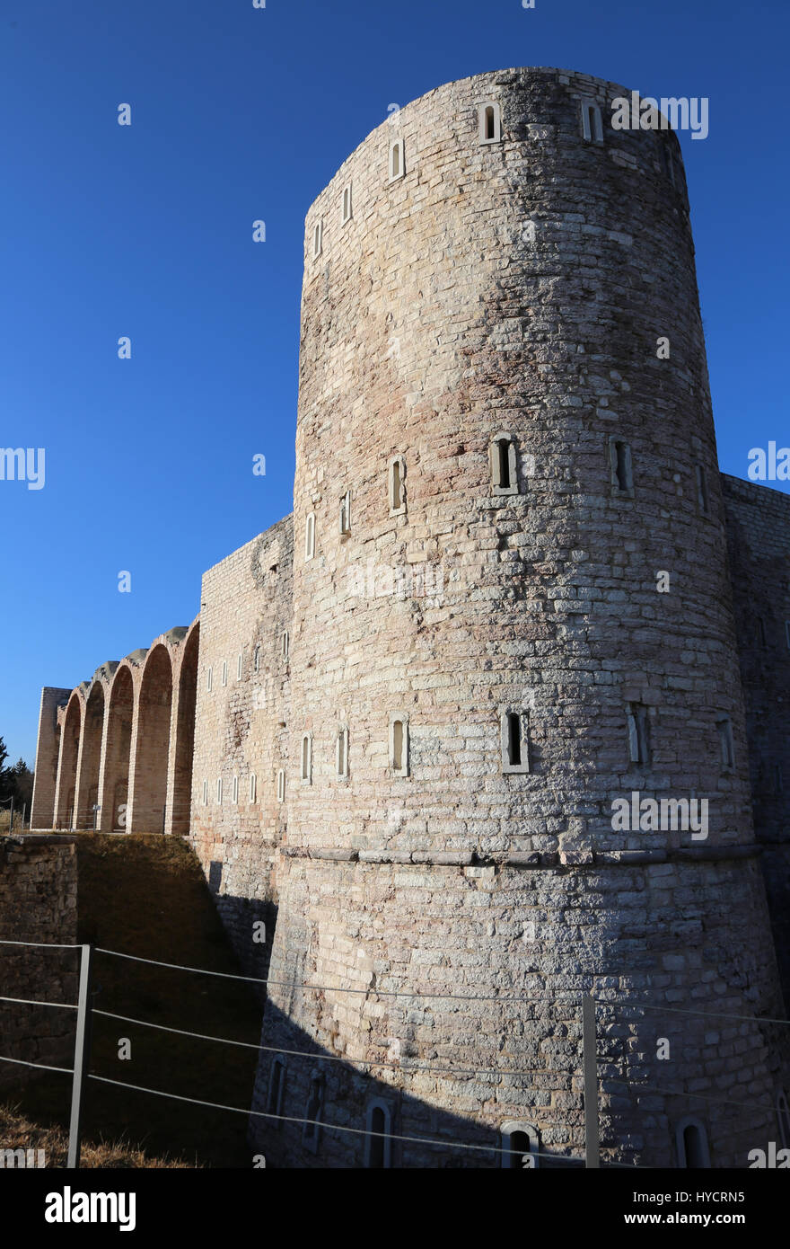 Torre di avvistamento dei ruderi di un antico fortilizio utilizzata dai soldati durante la Prima Guerra Mondiale nei pressi della città di Asiago in Italia settentrionale Foto Stock