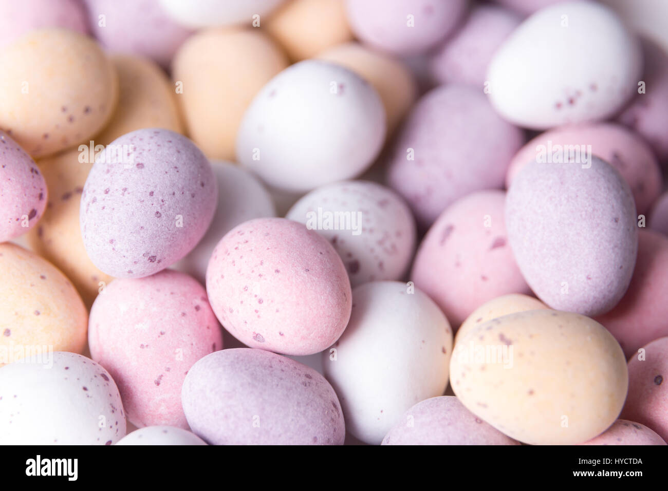 Una selezione di mini uova di pasqua di cioccolato con un guscio rigido Foto Stock