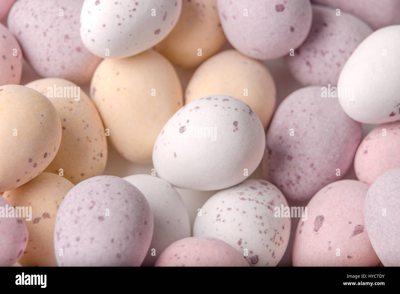 Una selezione di mini uova di pasqua di cioccolato con un guscio rigido Foto Stock