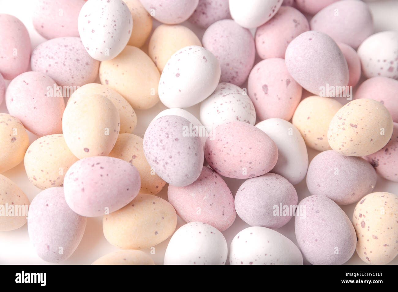 Una selezione di mini uova di pasqua di cioccolato con un guscio rigido Foto Stock