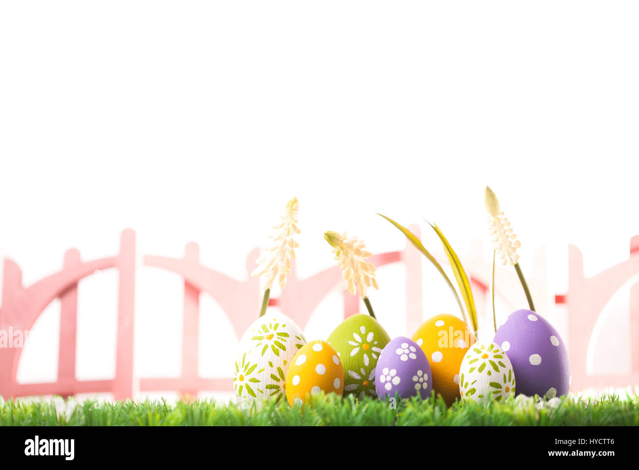 Grappolo di uova di pasqua in colori pastello di erba Foto Stock