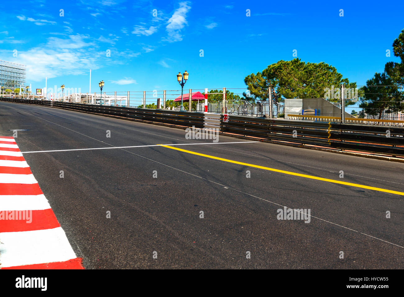 Il Principato di Monaco e Monte Carlo. Sainte Devote e Beau Rivage motore dritto gara su asfalto Grand Prix circuito di strada. Foto Stock