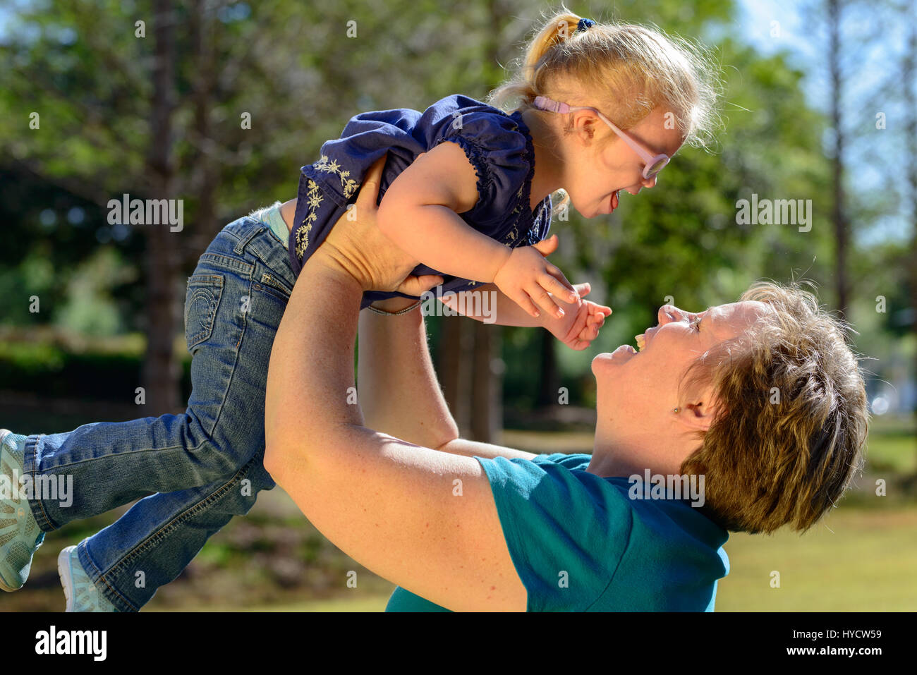 Madre giocando con la figlia/sindrome di Down Foto Stock