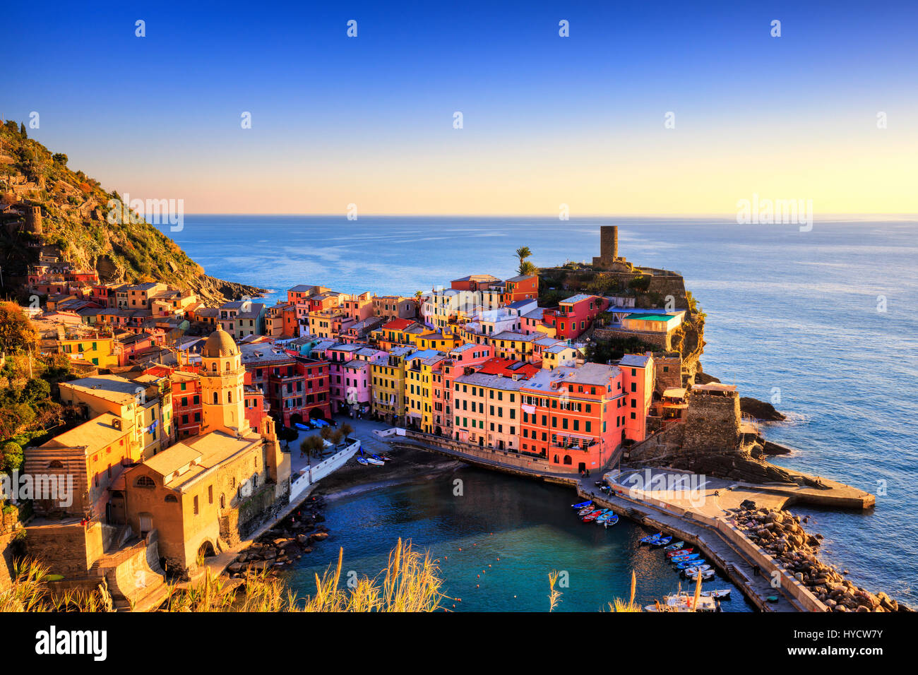 Vernazza village, vista aerea sul tramonto rosso, Seascape in cinque terre, il Parco Nazionale delle Cinque Terre Liguria Italia Europa. Lunga esposizione. Foto Stock