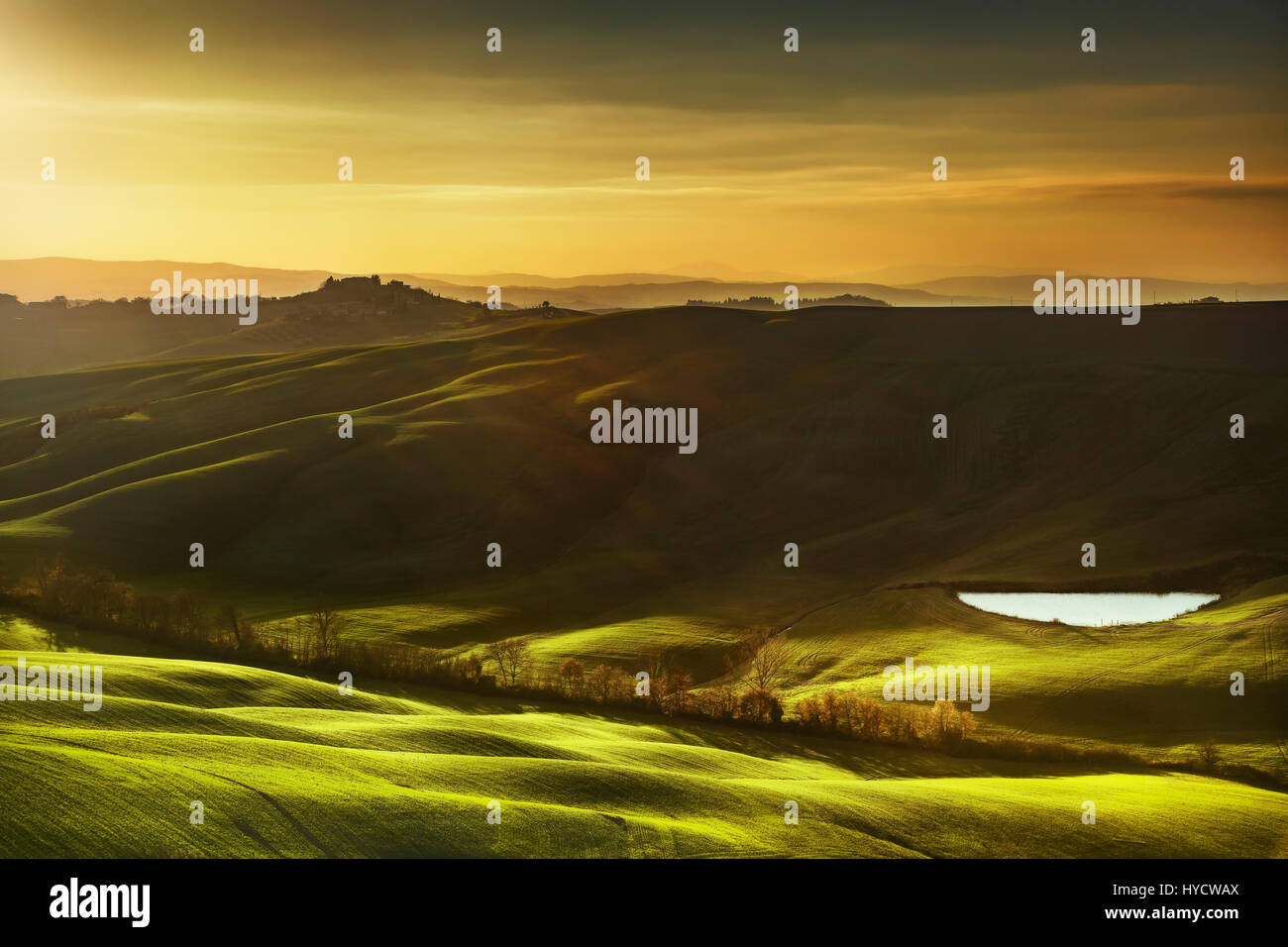 Toscana, Crete Senesi Paesaggio vicino Siena, Italia, Europa. Piccolo lago, campi verdi. Foto Stock