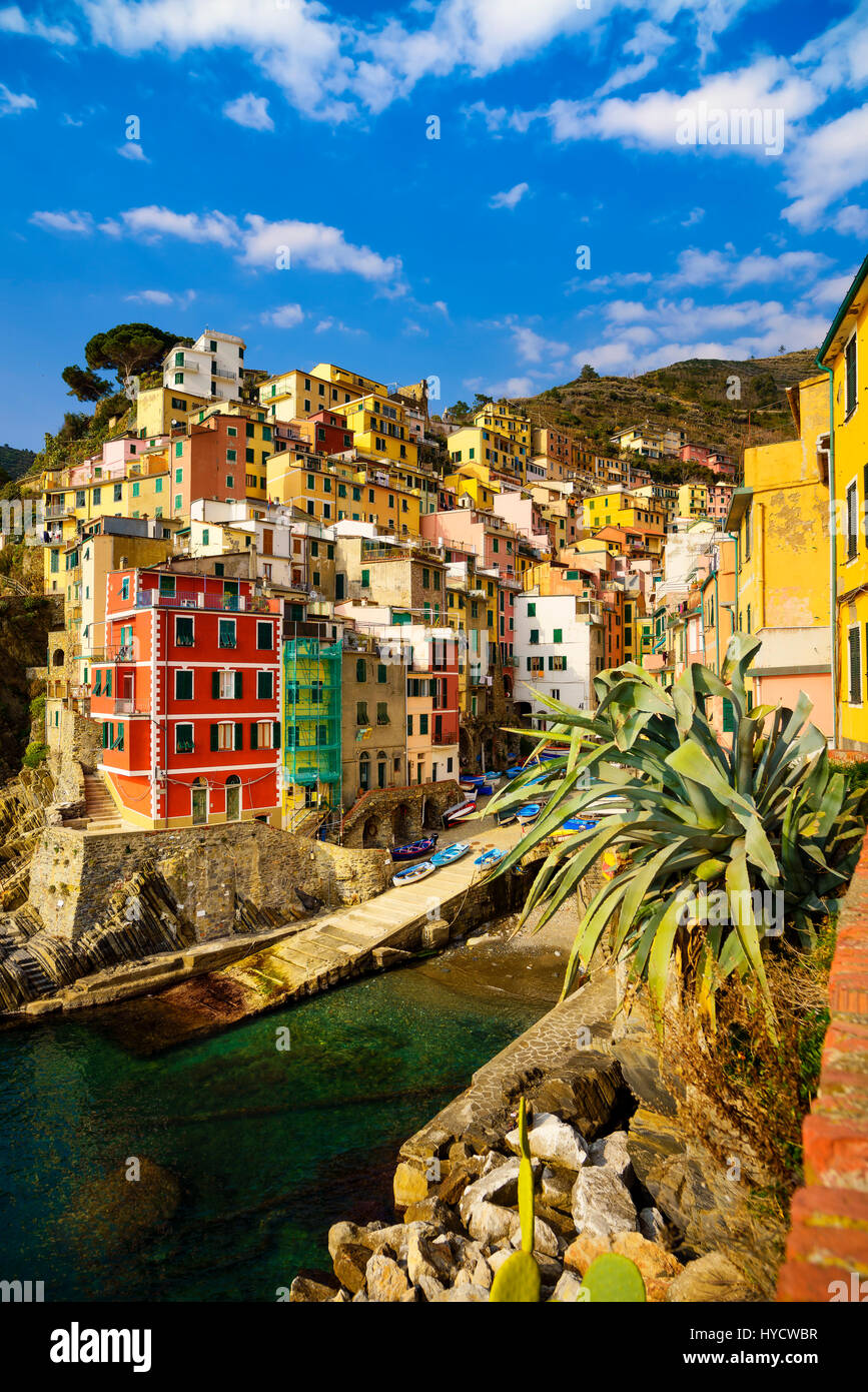Riomaggiore villaggio sulla scogliera di rocce e mare al tramonto., Seascape in cinque terre, il Parco Nazionale delle Cinque Terre Liguria Italia Europa. Esposizione lunga Foto Stock