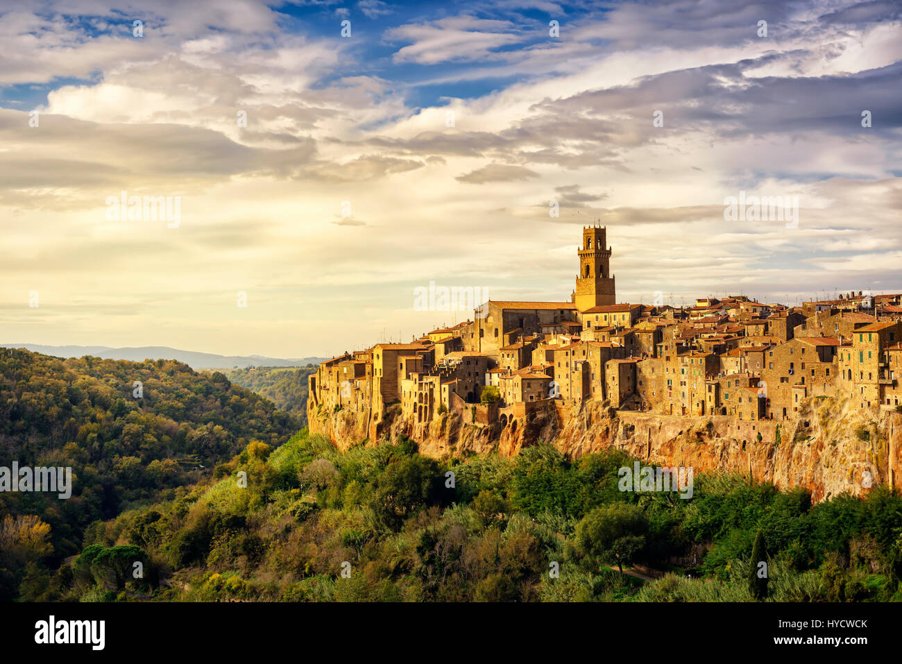 Toscana, Pitigliano borgo medievale sul tufo rocky hill. Paesaggio panoramico ad alta risoluzione Fotografia. L'Italia, l'Europa. Foto Stock