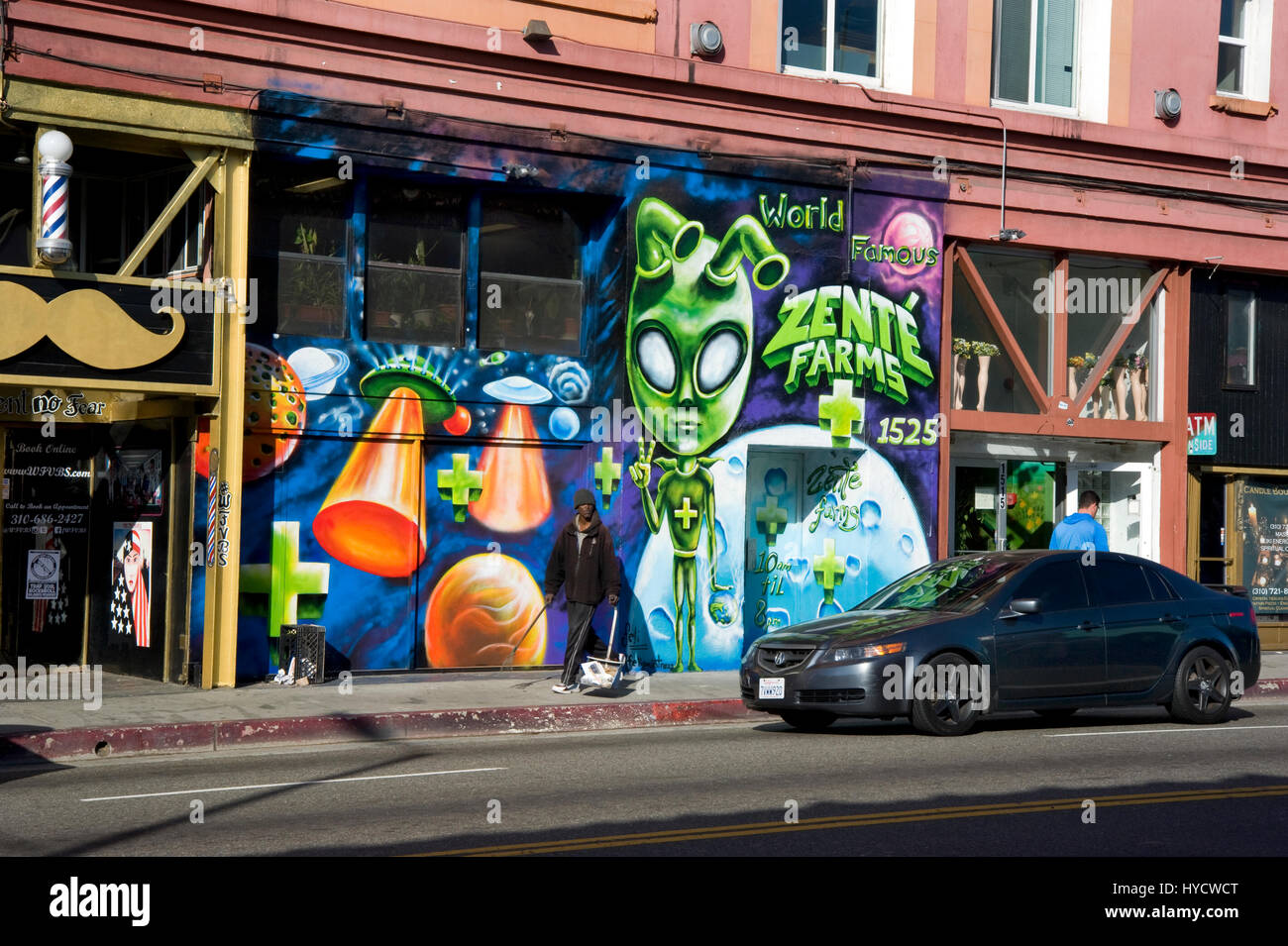 Scena di strada con murale raffigurante un alieno in Venice Beach, CA Foto Stock