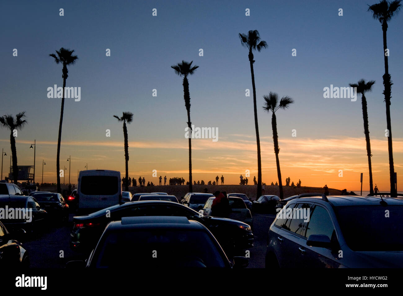 Parcheggio e la gente a guardare il tramonto a Venice Beach, CA Foto Stock