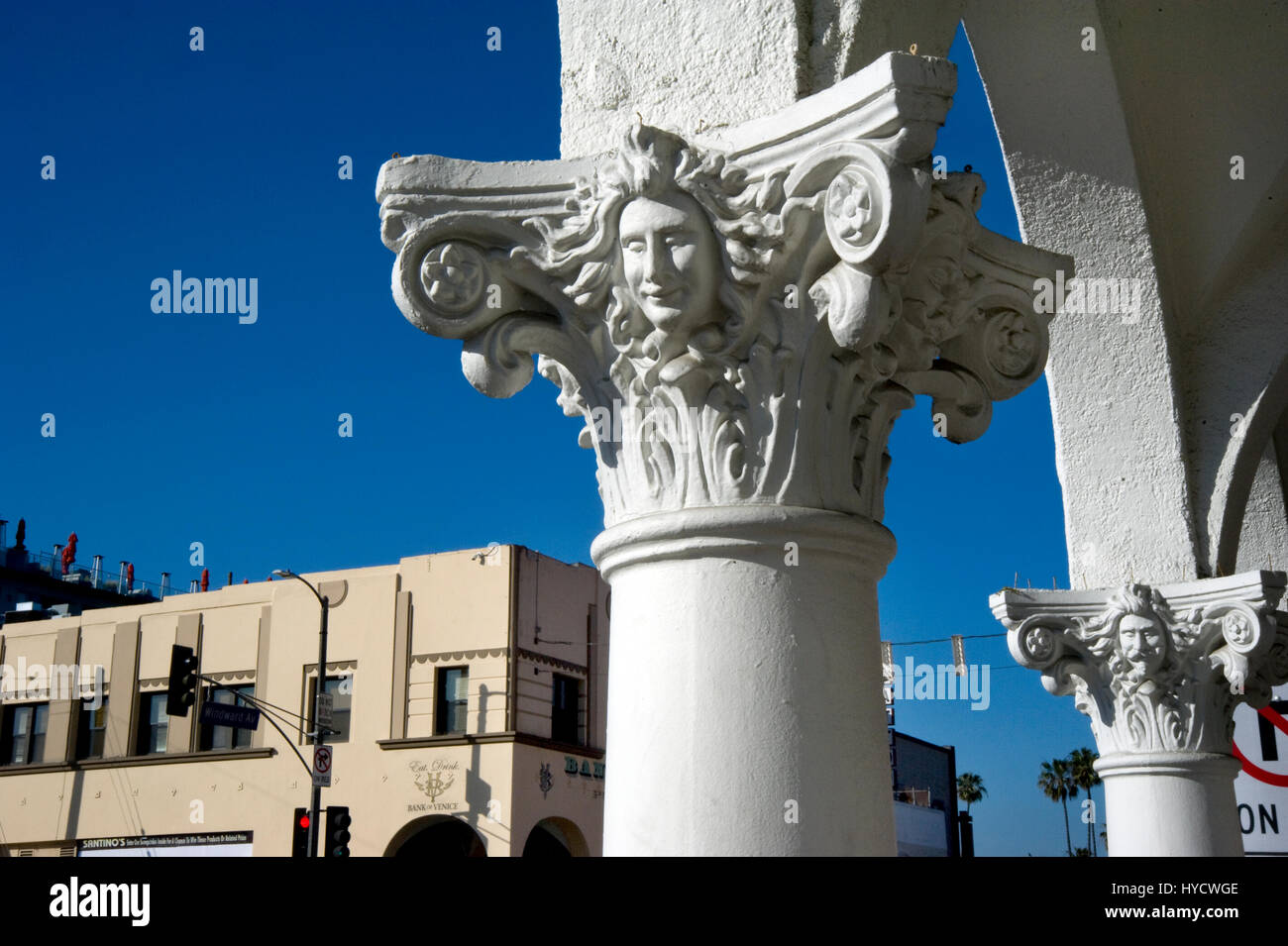Replica di colonne da Venezia, Italia presso la spiaggia di Venezia, CA Foto Stock