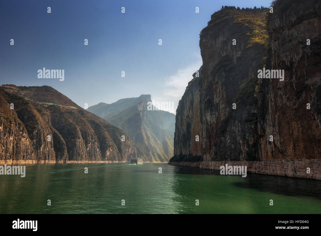 La splendida vista della Qutang Gorge sul Fiume Yangtze in splendide blue sky meteo, allagata a livelli superiori dalla diga delle Tre Gole progetto, Cina Foto Stock