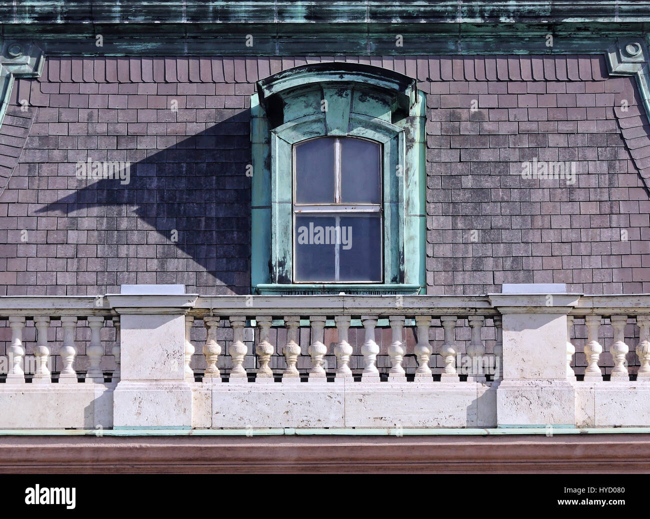 Weathered vecchio ornano finestre dormer e tegole del tetto. Foto Stock