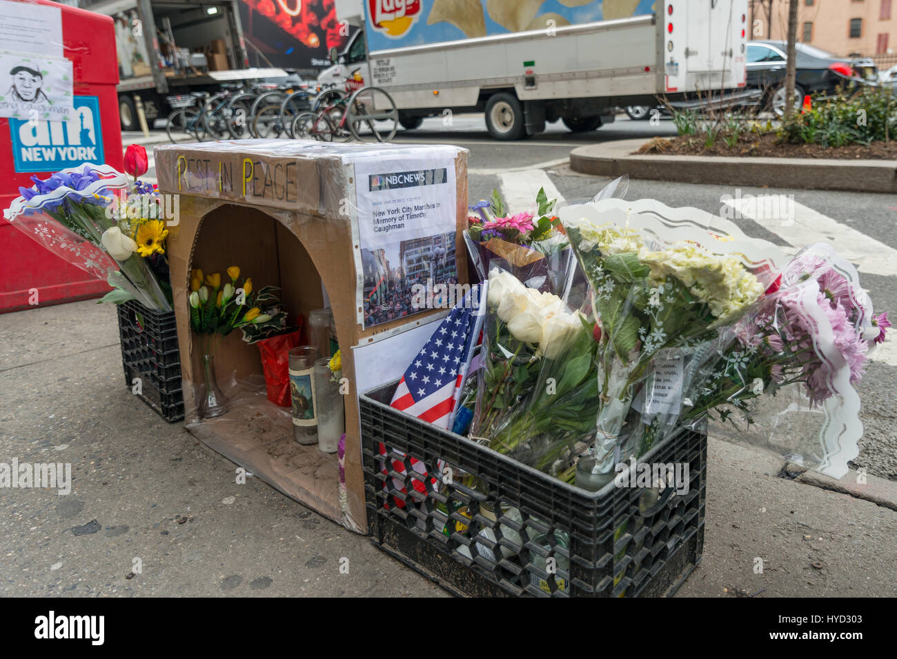 New York, Stati Uniti. 03 apr, 2017. Realizzare localmente un santuario a Timoteo Caughman che è stato ucciso in un presunto attacco di polarizzazione da James Harris Jackson su Marzo 20th, 2017 è visto sull'angolo sud-est di West 36th Street vicino a dove il Sig. Caughman risieduto e fu ucciso. Credito: Albin Lohr-Jones/Pacific Press/Alamy Live News Foto Stock