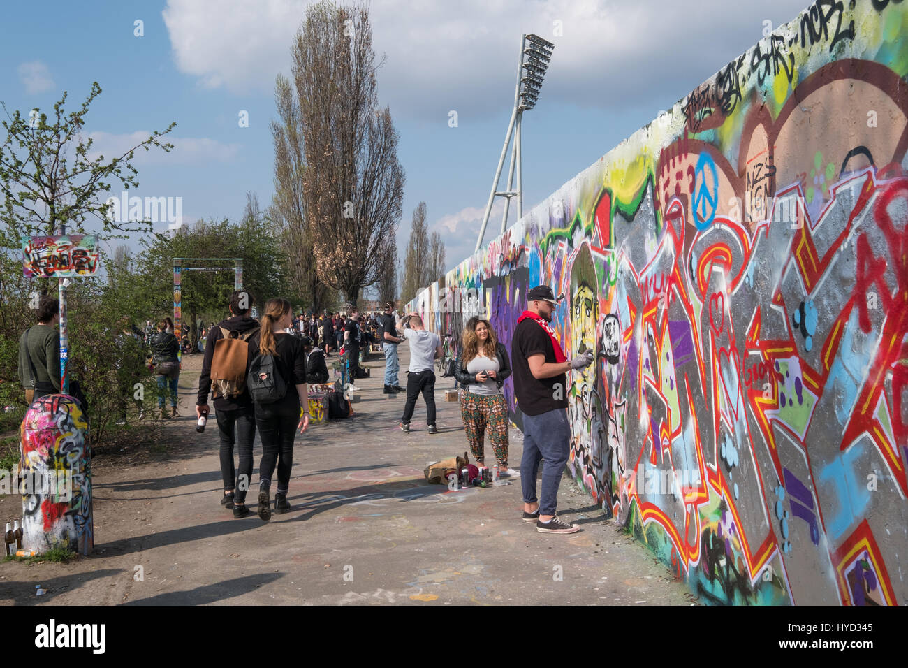 Berlino, Germania - 02 aprile 2017: muro di graffiti al parco (Mauerpark) di Berlino, Germania. Foto Stock