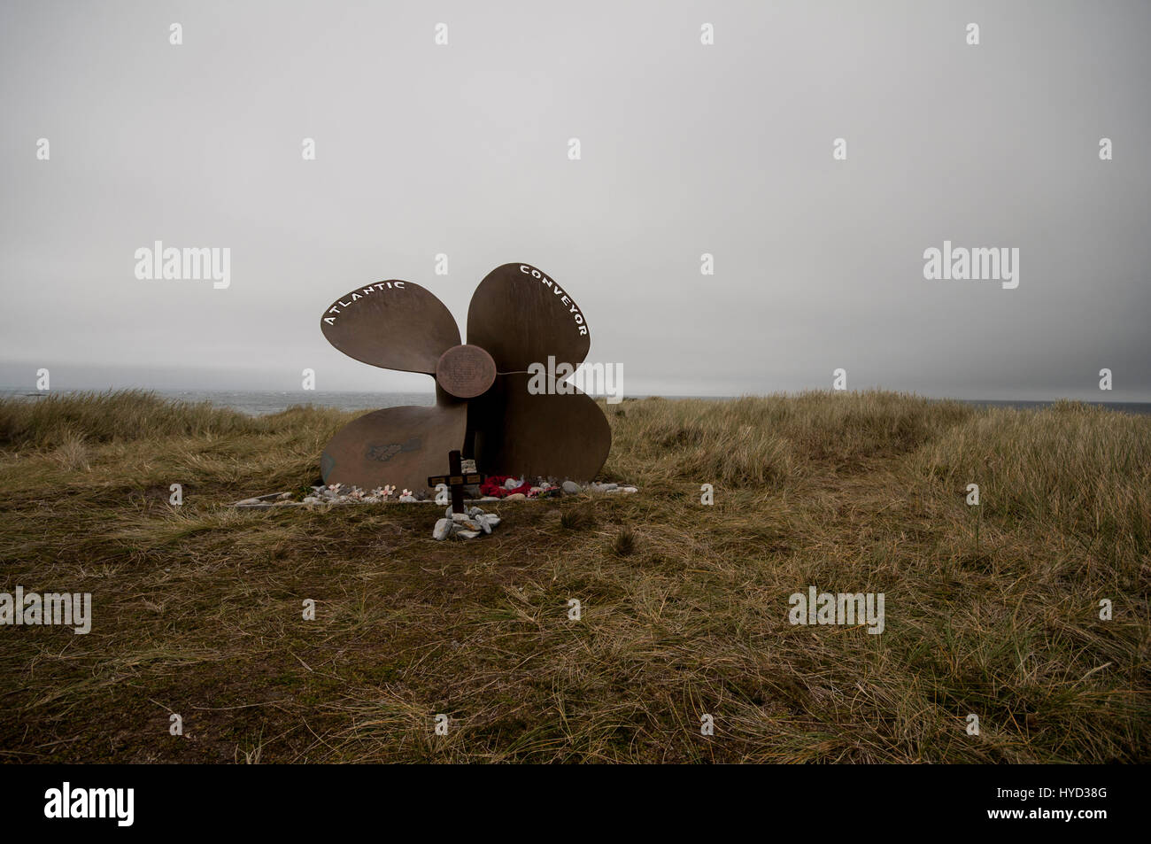 FALKLANDS: i resti della Atlantic Conveyor. Il trentacinquesimo anniversario del devastante 1982 guerra delle Falklands, toccanti immagini offrono uno sguardo nel conflitto's elicottero crash siti. Emozioni che evocano le immagini mostrano le tombe di guerra dove i soldati coraggiosi che hanno dato la loro vita per la loro amata nazione furono sepolti. Catturate dal direttore creativo Dan Bernard (49), queste fotografie visualizzare i resti della Atlantic Conveyor, Chinook e Puma elicotteri, così come la gamma di Eton e il San Carlos memorial. Dan Bernardo / mediadrumworld.com Foto Stock