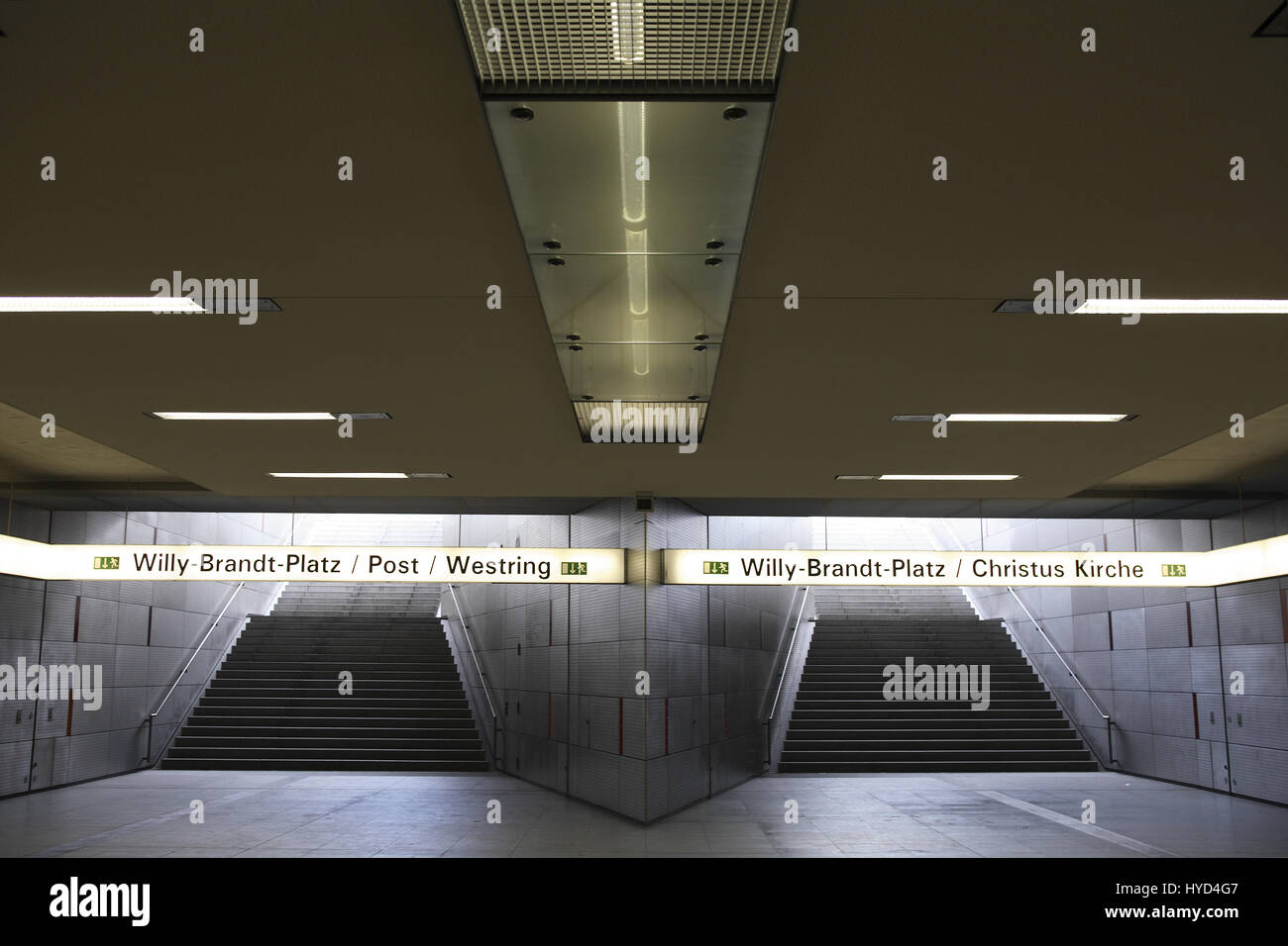 DEU, la Germania, la zona della Ruhr, Bochum, la scala della stazione della metropolitana Rathaus-Sued, town hall sud. Foto Stock