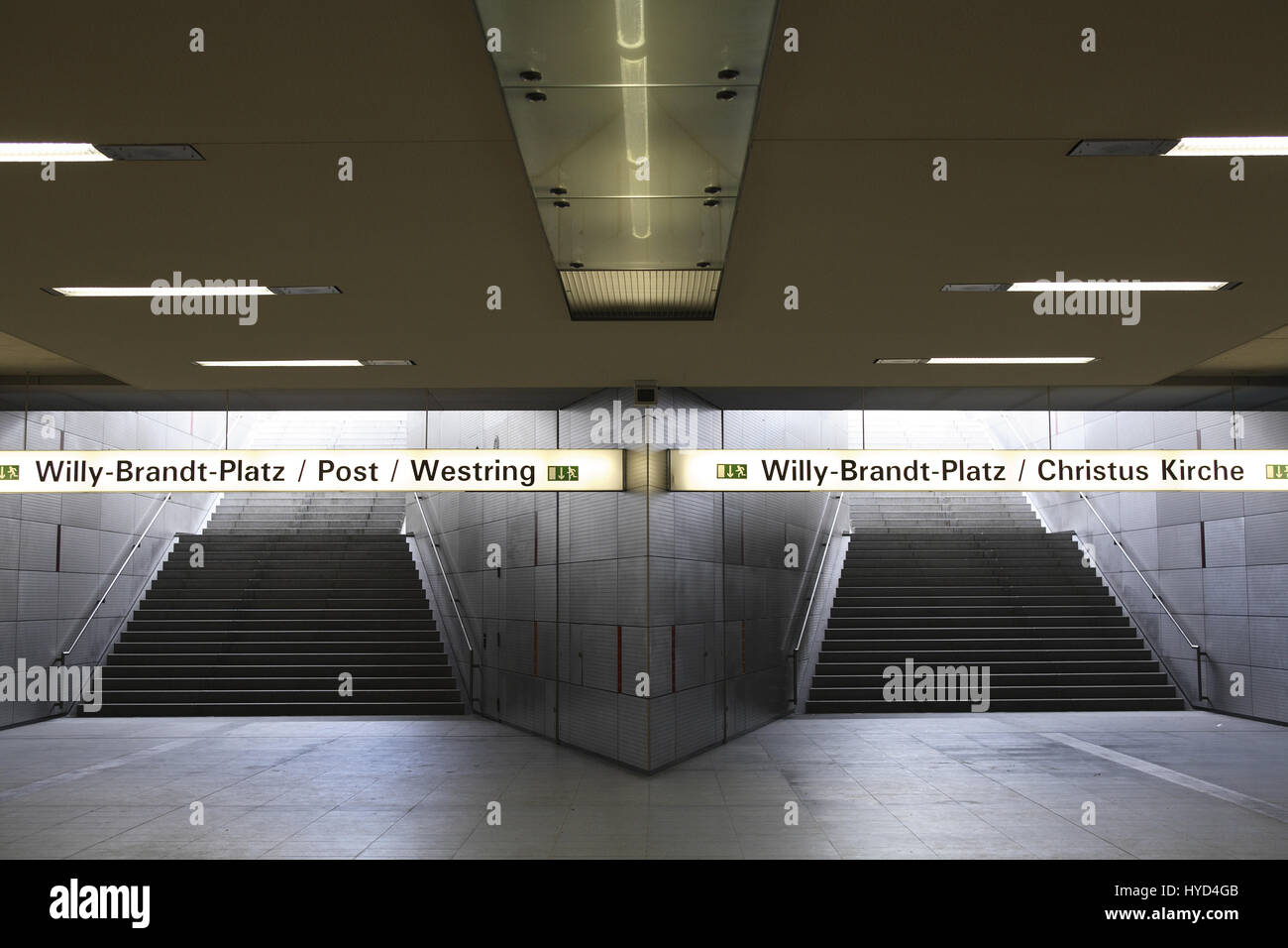 DEU, la Germania, la zona della Ruhr, Bochum, la scala della stazione della metropolitana Rathaus-Sued, town hall sud. Foto Stock