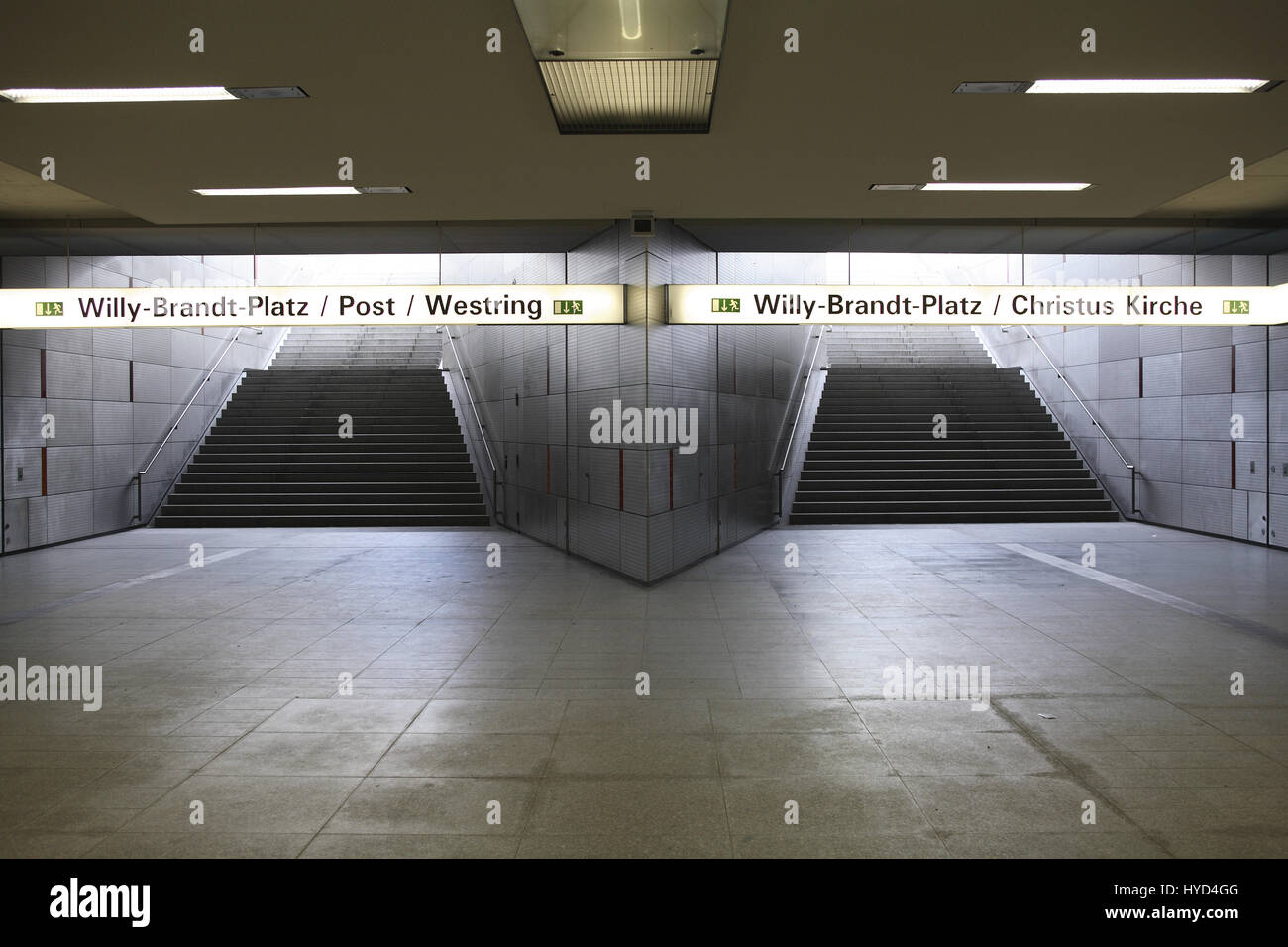 DEU, la Germania, la zona della Ruhr, Bochum, la scala della stazione della metropolitana Rathaus-Sued, town hall sud. Foto Stock