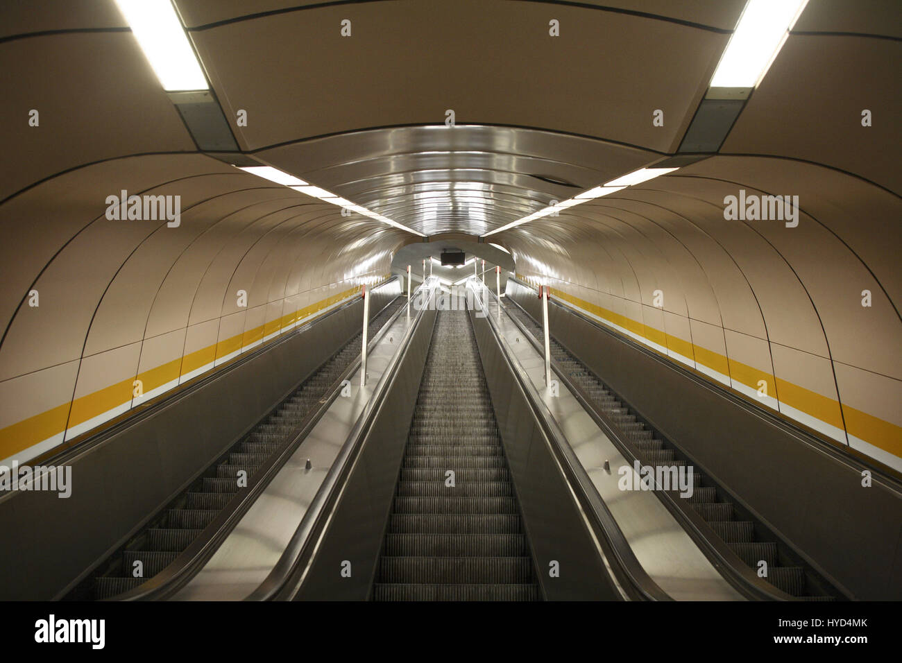DEU, la Germania, la zona della Ruhr, Bochum, escalator presso la stazione della metropolitana Rathaus-Nord, municipio nord. Foto Stock