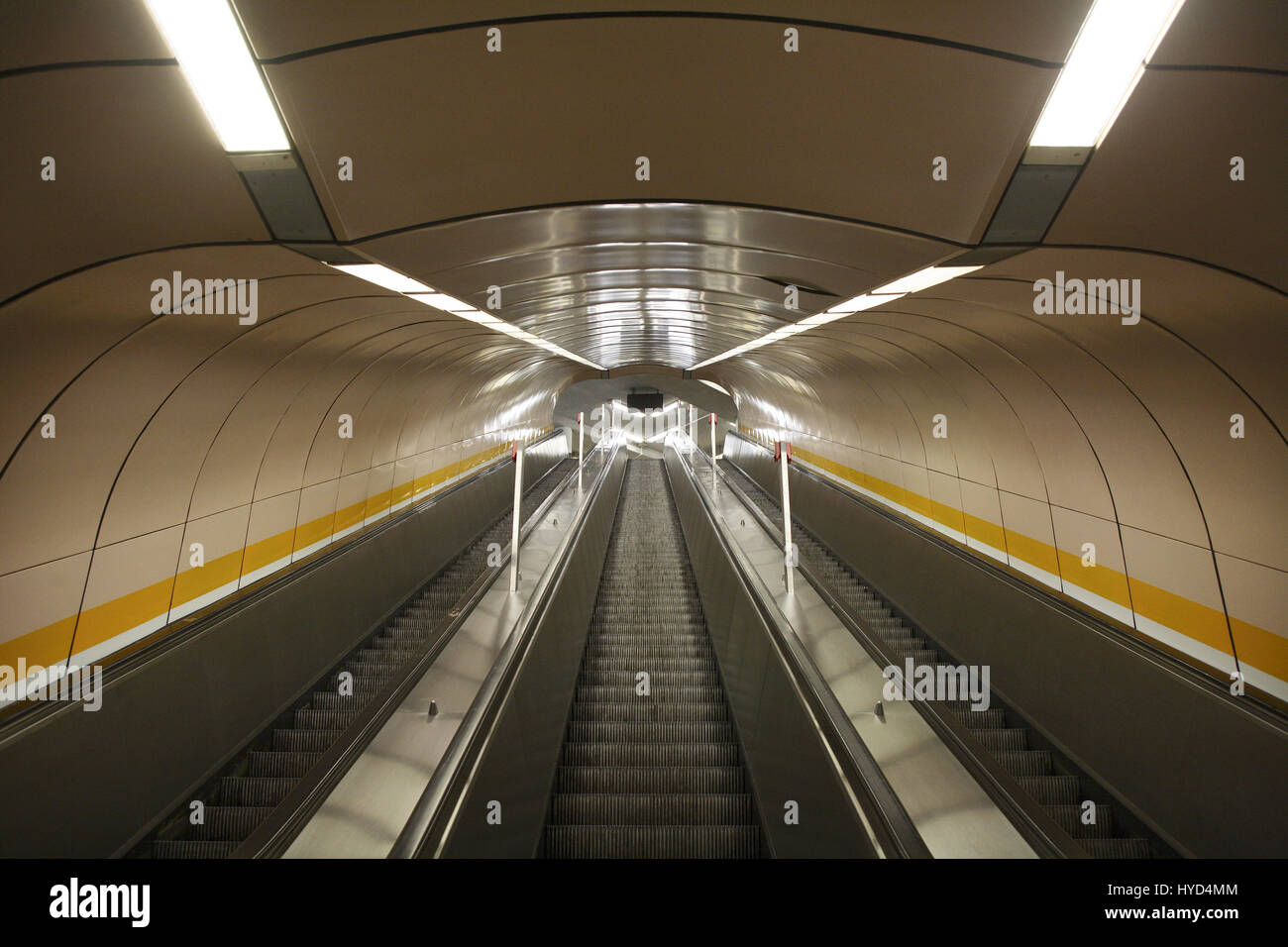 DEU, la Germania, la zona della Ruhr, Bochum, escalator presso la stazione della metropolitana Rathaus-Nord, municipio nord. Foto Stock